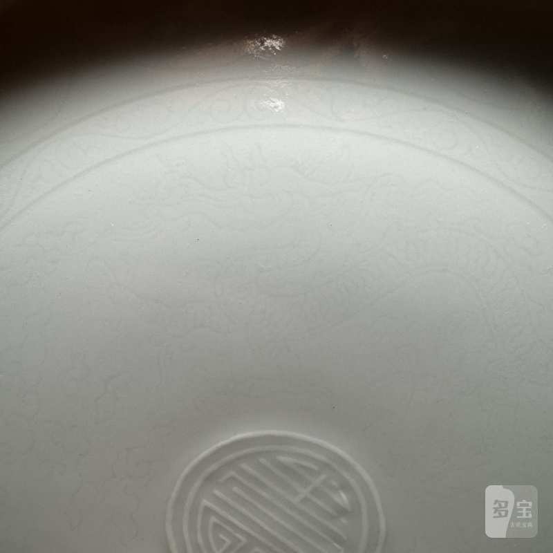 清康熙 白釉暗刻龙纹矾红蝠纹盘一对 - 图11